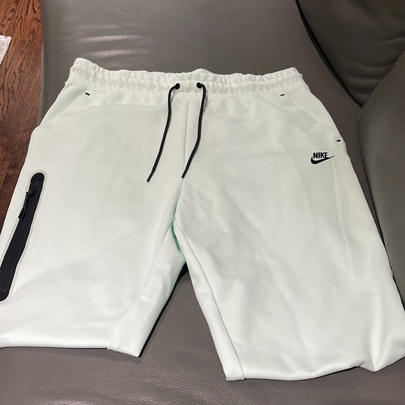 Womens Nike tech pants - Picture 2 of 6